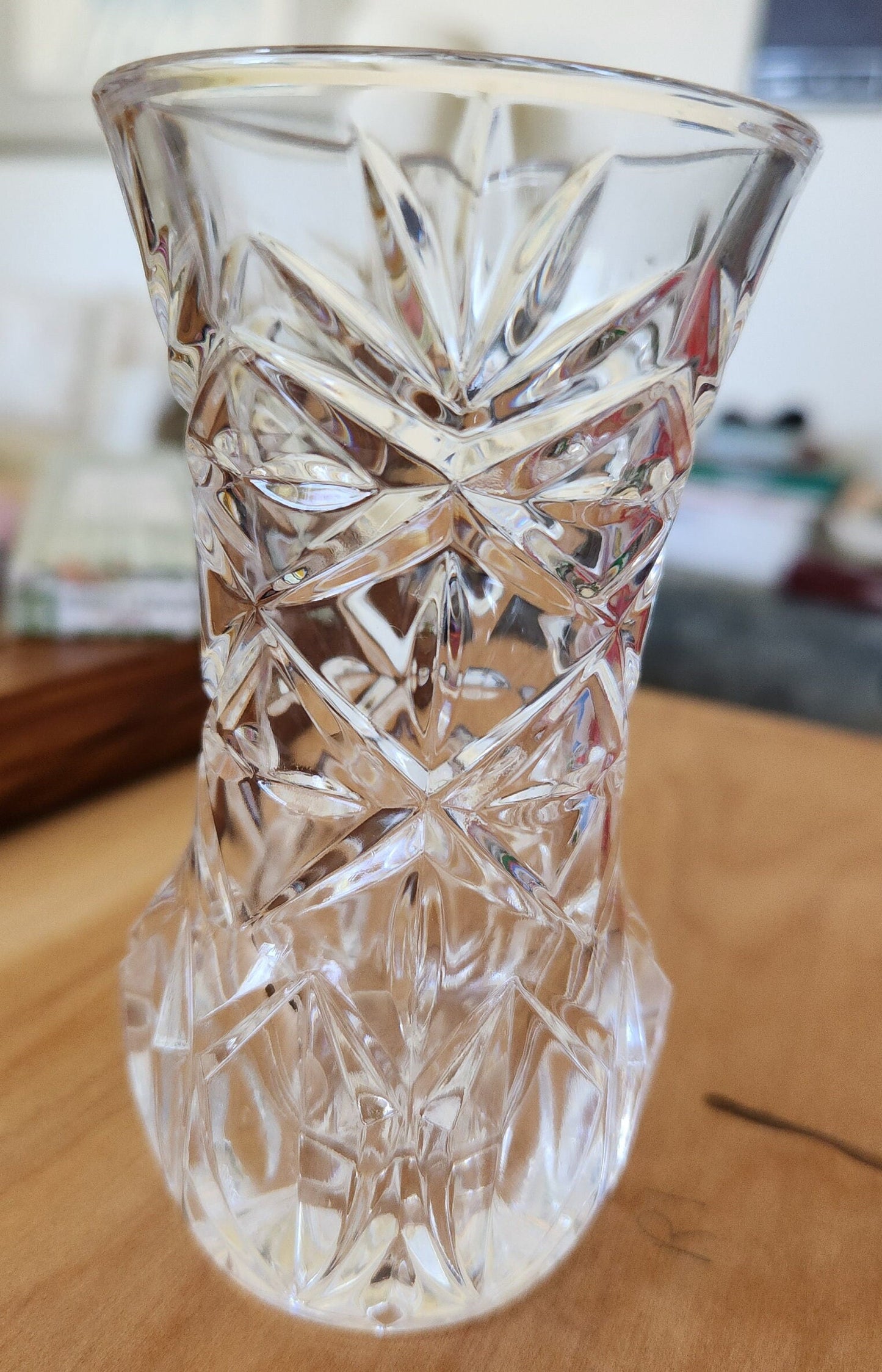 Elegant Bud Vase with Sparkling Star Pattern